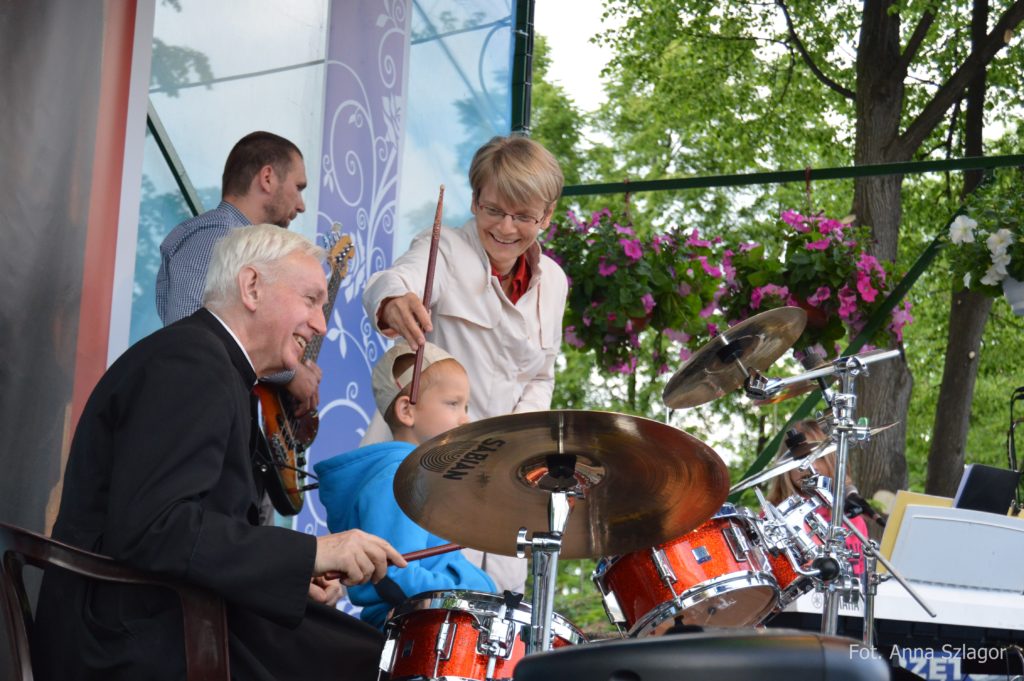 parafiada perkusja proboszcz